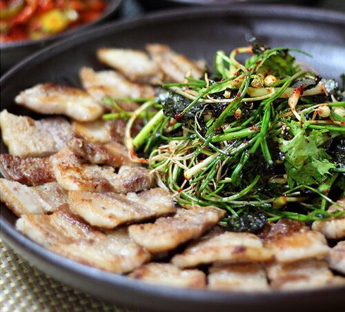 Korean wild chive: Dallaemuchim on samgyeopsal