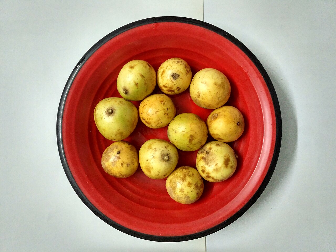 Rambai: View of some Baccaurea motleyana in a plate purchased from market, Dhaka. Bangladesh. 2018. Bangla : লটকন।