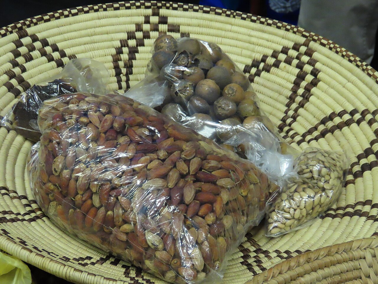 Birdplum: Dried fruits from Berchemia discolor and Diospyris mes-piliformis in the Oshiwambo palm basket