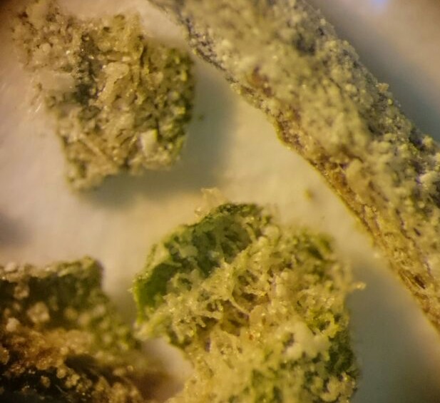 Marijuana: Fotografía en estereoscopio de una planta de Cannabis sativa (Marihuana) impregnada con cocaína
