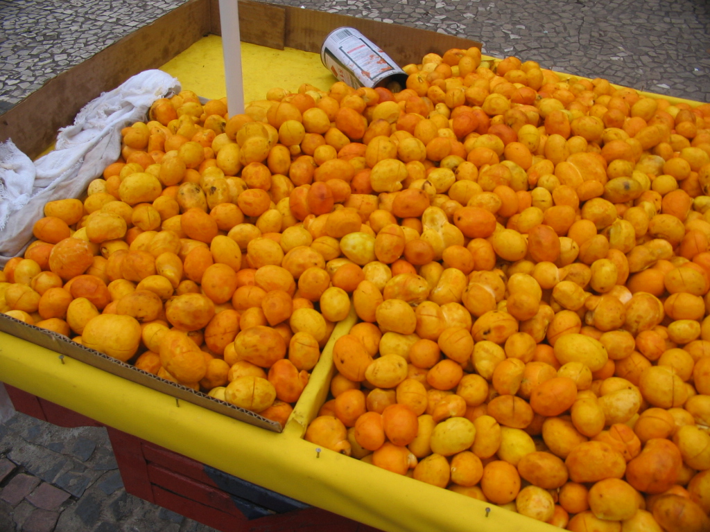 Pequi: Pequi ( Caryocar brasiliense ) on the street markets of Cuiabá, Brasil.